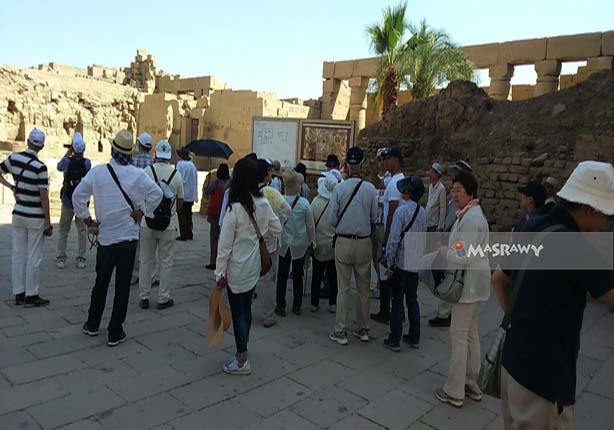 سياح ومصريون يحتفلون بـ شم النسيم وسط آثار الأقصر (1)                                                                                                                                                   