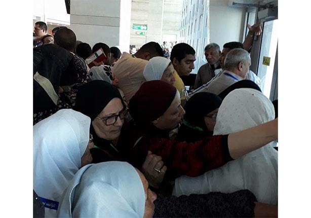 أزمة المعتمرين العالقين بمطار القاهرة (1)                                                                                                                                                               