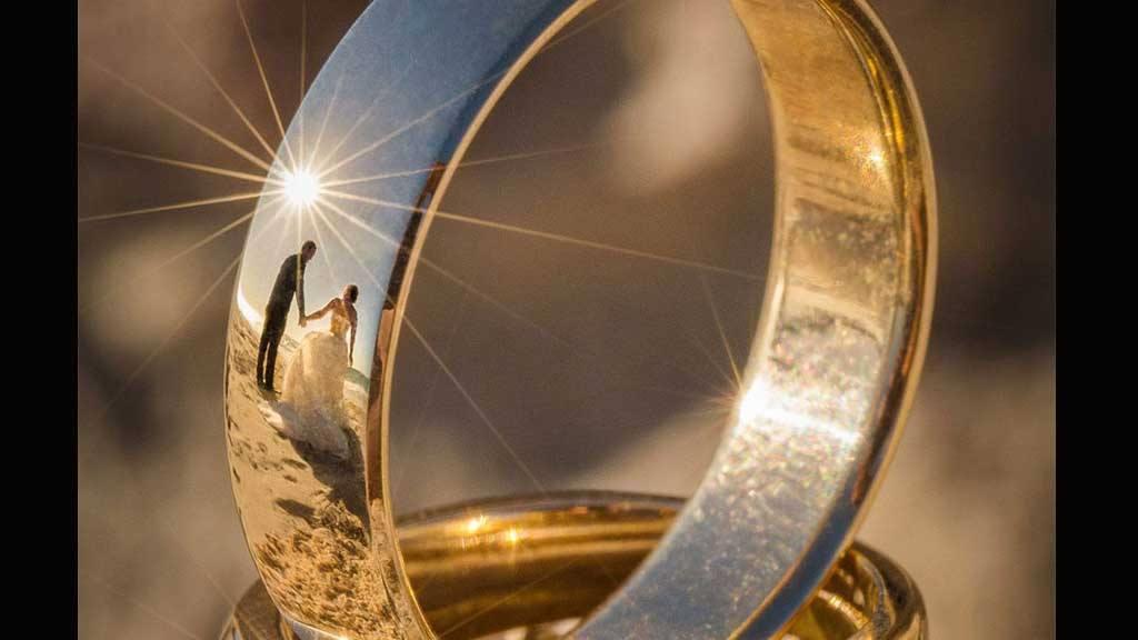 مصور يبتكر طريقة تصوير للعروسين على انعكاس "الدبلة"                                                                                                                                                     