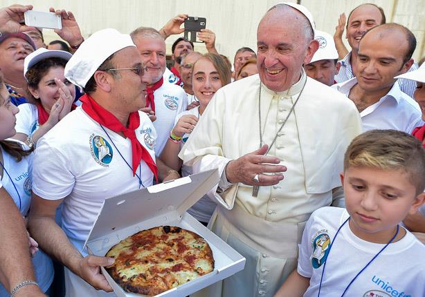 بابا الفاتيكان مع أحد طهاة البيتزا                                                                                                                                                                      