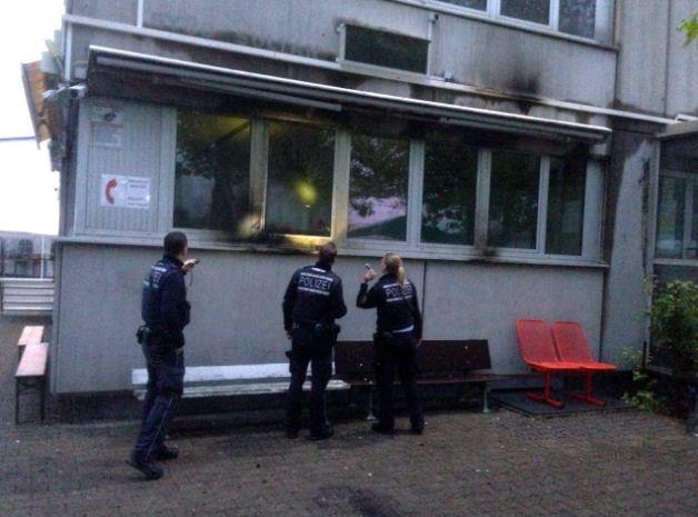 مجهولون يلقون قنابل مولوتوف على مسجد في ألمانيا  (1)                                                                                                                                                    