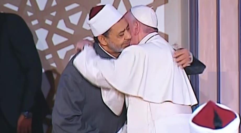 صورة وفيديو – عناق تاريخي بين البابا فرنسيس وشيخ الأزهر في أول لقاء لهما بمصر
