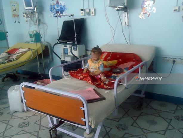 ربط طفلة بلا رحمة داخل العناية المركزه  بمستشفى الفيوم العام                                                                                                                                            
