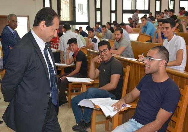 رئيس جامعة بورسعيد يتفقد امتحانات الفصل الثاني بكلية التجارة (1)                                                                                                                                        