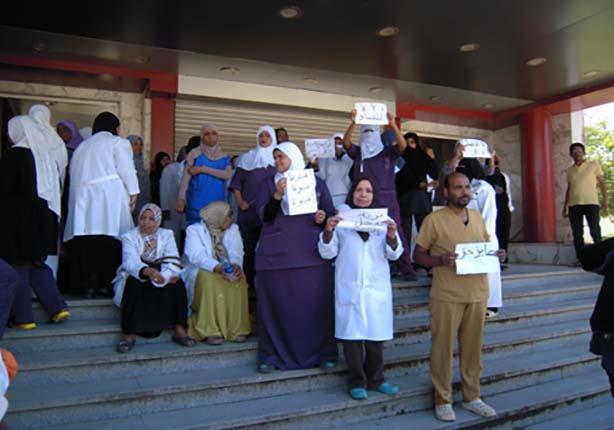 وقفة احتجاجية للعاملين في مستشفى أسوان الجامعي (1)                                                                                                                                                      