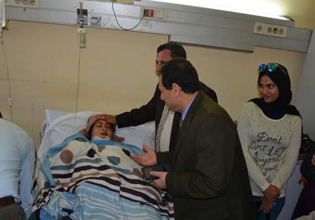 رئيس جامعة بورسعيد يزور الطالبة ضحية السقوط من شرفة المدينة  (1)                                                                                                                                        