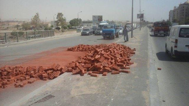 زحام مروري بطريق الأوتوستراد بسبب انقلاب سيارة نقل محملة بالطوب (1)                                                                                                                                     