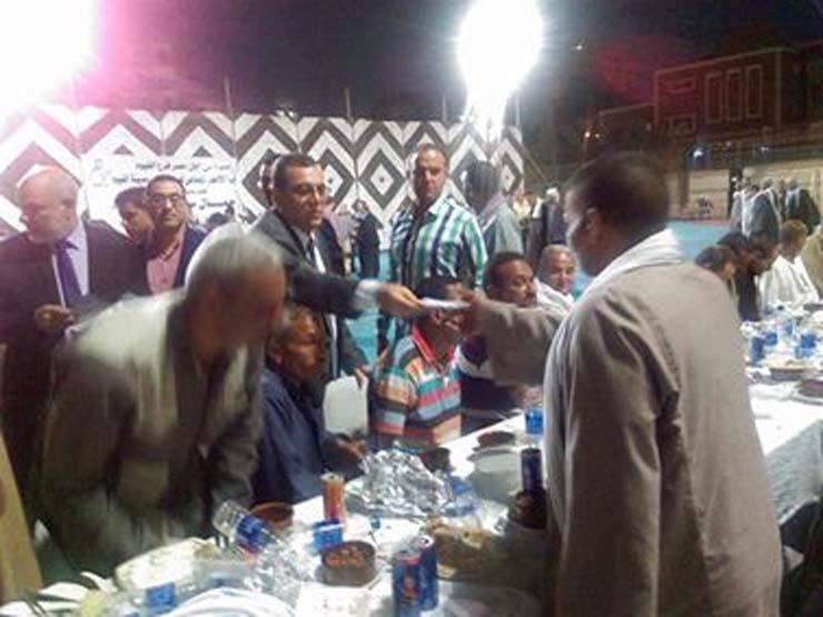 محافظ الفيوم يشارك عمال النظافة آخر مأدبة إفطار في رمضان (1)                                                                                                                                            