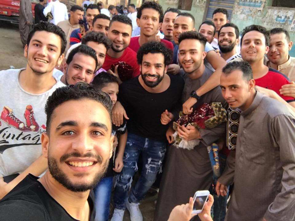 محمد صلاح يؤدي صلاة العيد (1)                                                                                                                                                                           