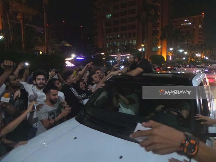 الجمهور يعترض سيارة تامر حسني لمصافحته (1)                                                                                                                                                              