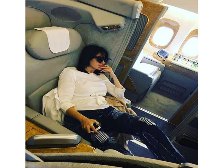 غادة عبد الرازق خلال سفرها على متن الطائرة                                                                                                                                                              