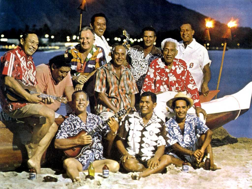 سكان من هاواي مرتدين القميص                                                                                                                                                                             