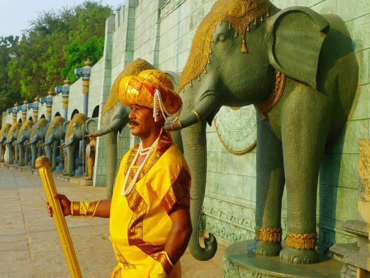 في الهند.. رجل يعمل كـ"تمثال" منذ 32 عامًا                                                                                                                                                              