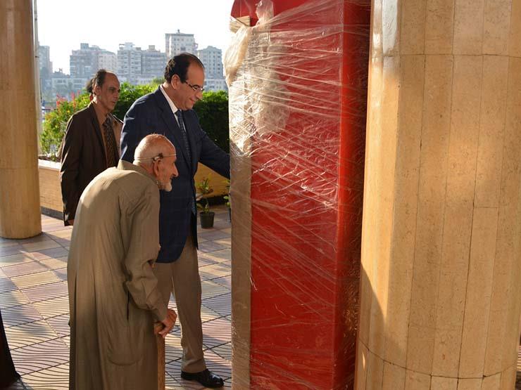 هدية جديدة من محافظ الدقهلية لـ عجوز العربة (1)                                                                                                                                                         