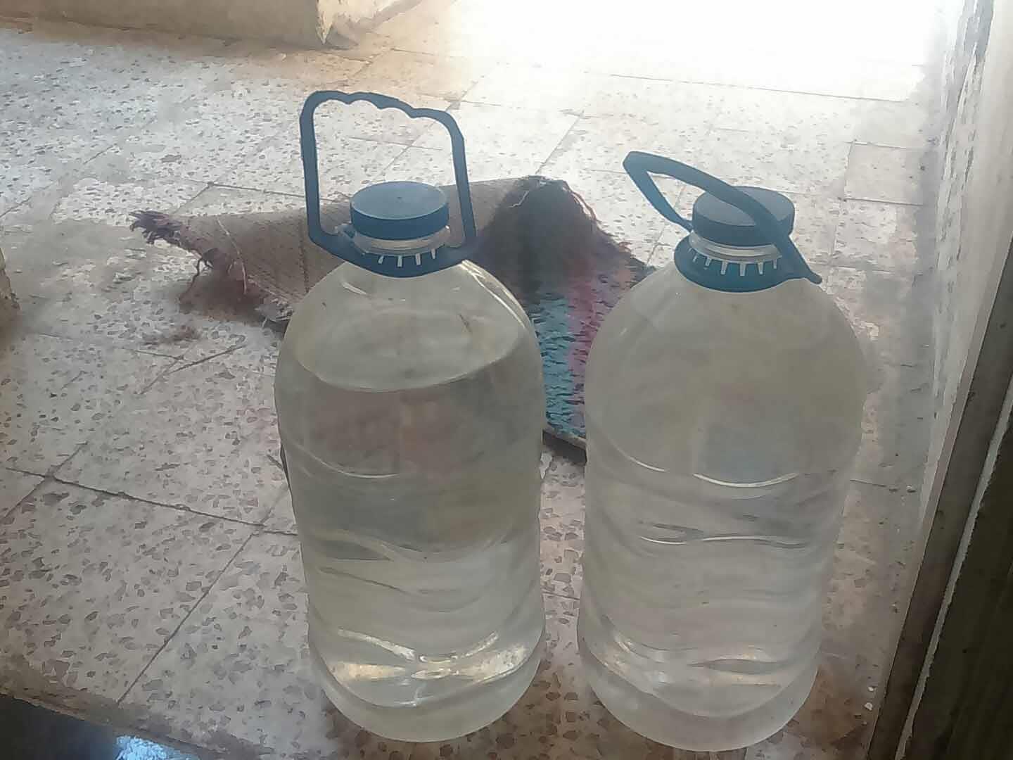 تخزين المياه في جراكن وزجاجات                                                                                                                                                                           