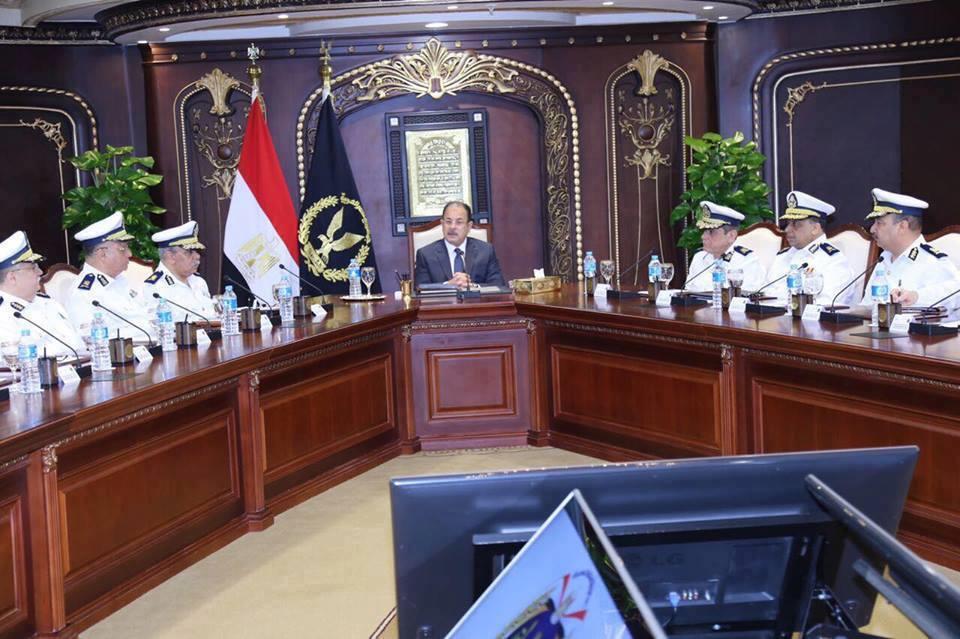 وزير الداخلية يجتمع بمساعديه ومديري الأمن لتأمين احتفالات عيد الأضحى (1)                                                                                                                                