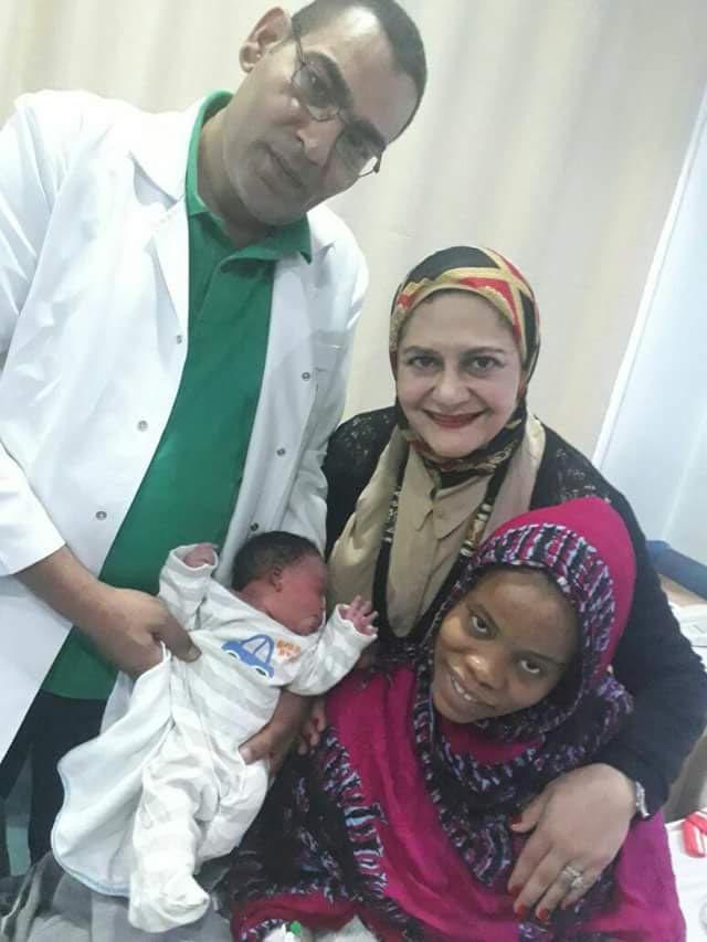 تشادية تشكر مصر للطيران لمساعدتها في الولادة على رحلة بنجامينا (2)                                                                                                                                      