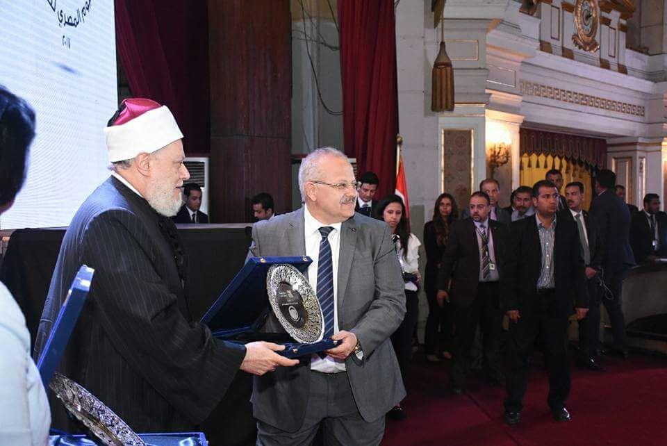علي جمعة يكرم رئيس جامعة القاهرة                                                                                                                                                                        
