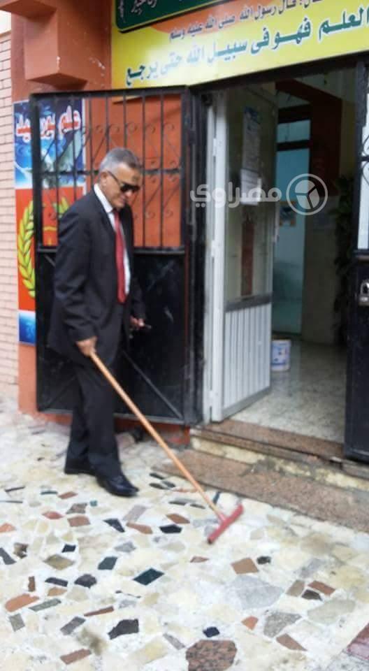 مدير مدرسة ينظف الفصول في بورسعيد (1)                                                                                                                                                                   