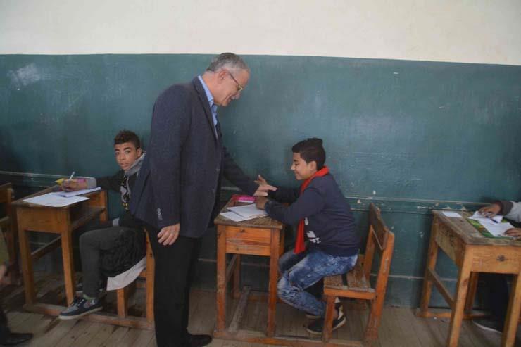 محافظ المنيا يتفقد لجان امتحانات الإعدادية (1)                                                                                                                                                          