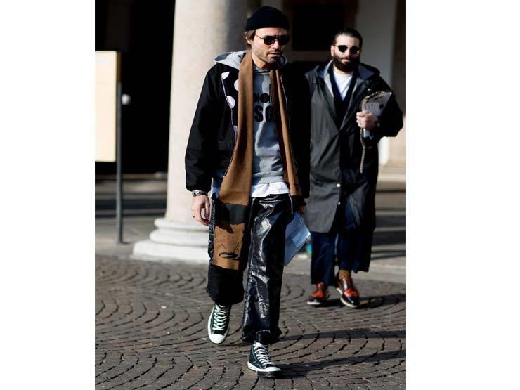 أزياء غريبة للرجال تغزو شوارع "ميلانو" بإيطاليا                                                                                                                                                         