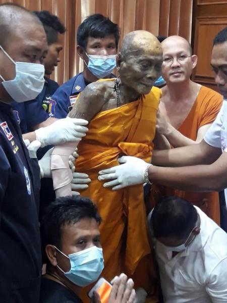 استخراج جثة راهب بوذي بعد وفاته (1)                                                                                                                                                                     