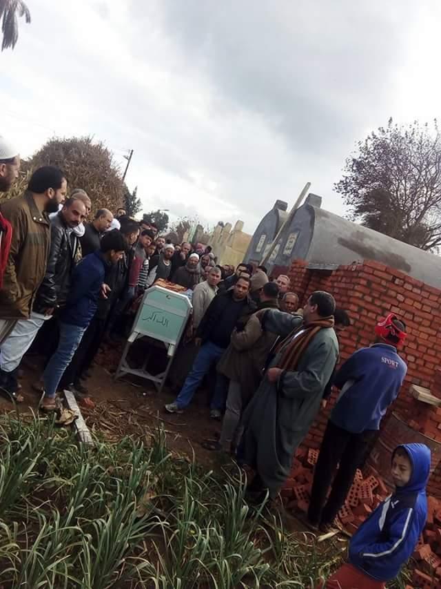 أراد الأهالي دفن متوفى في مقبرة مخالفة فهدمتها الوحدة المحلية (1)                                                                                                                                       