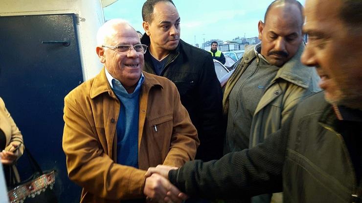 محافظ بورسعيد يلتقي مواطنين بمعدية (1)                                                                                                                                                                  