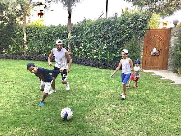إياد نصار يلعب كرة القدم مع أبنائه (1)                                                                                                                                                                  