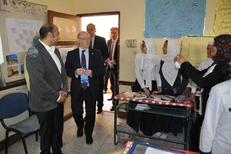  الوزير البريطاني للتنمية الدولية وسفير بريطانيا في القاهرة يتفقدان مدرسة سراي القبة الإعدادية (1)