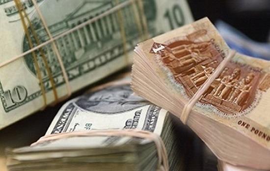 لماذا ينخفض سعر الدولار مقابل الجنيه رغم ارتفاعه عالميا؟ لماذا ينخفض سعر الدولار مقابل الجنيه رغم ارتفاعه عالميا؟