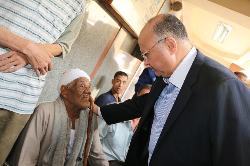 محافظ القاهرة يجري زيارة مفاجئة لمستشفى كوتشنر  (3)                                                                                                                                                     