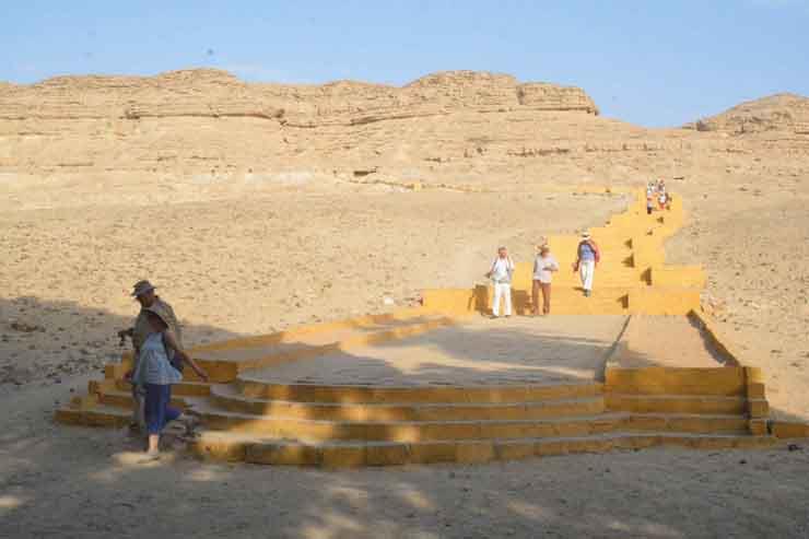 محافظ المنيا يلتقي وفد سياحي خلال تفقده منطقة آثار بني حسن (1)                                                                                                                                          
