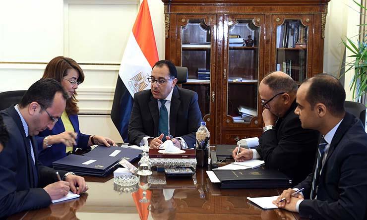 رئيس الحكومة خلال اجتماعه مع غادة والي (1)                                                                                                                                                              