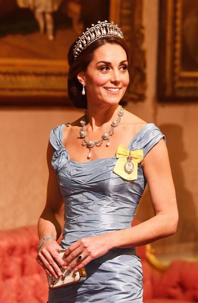 إطلالة غير موفقة لكيت ميدلتون تثير غضب متابعيها في حفل عشاء ملكي وترتدي تاج الأميرة ديانا (1)