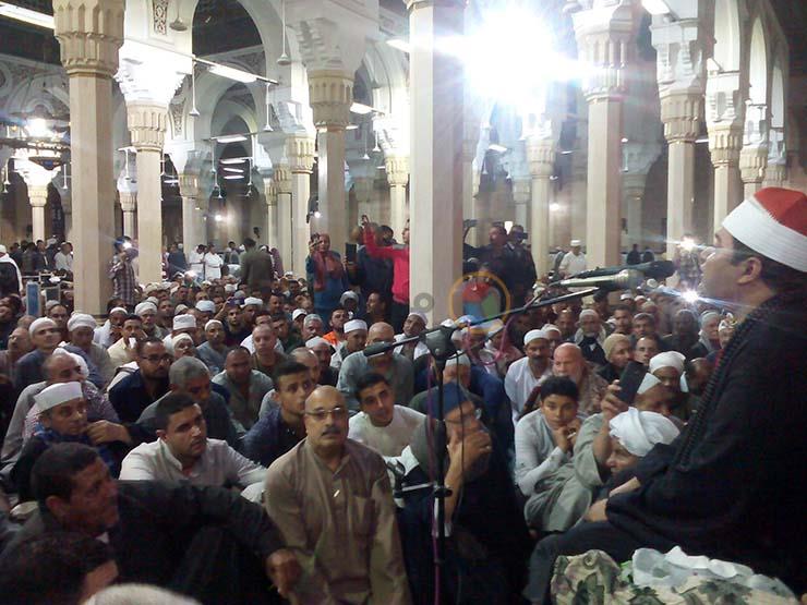 مواطنون ينصتون لتلاوة القرآن الكريم في احتفال الأوقاف                                                                                                                                                   