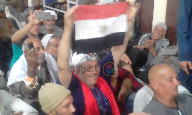 السناط يرفع علم مصر خلال إنصاته للابتهالات الدينية                                                                                                                                                      