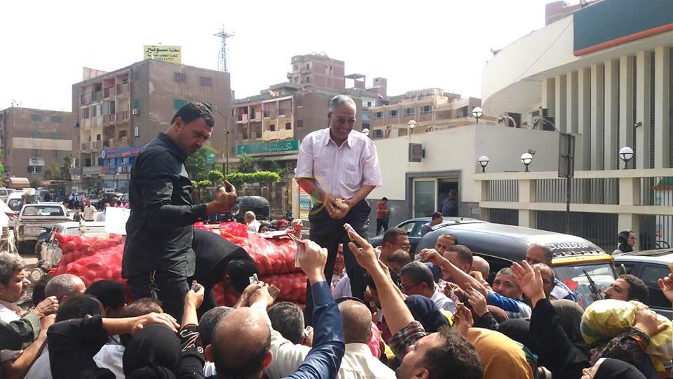 رئيس مدينةميت غمر يعتلي سيارات لبيع البطاطس بسعر 6.50جنيها للكيلو (1)                                                                                                                                   
