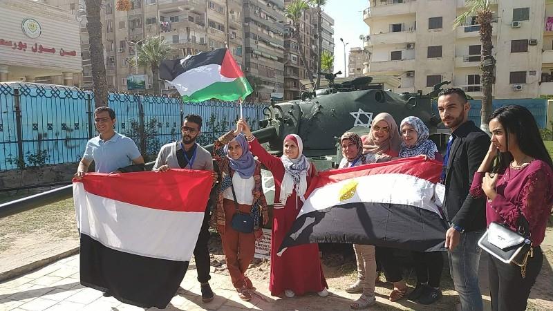 رفع علم فلسطين علي حطام دبابة إسرائيلية بمتحف بورسعيد                                                                                                                                                   