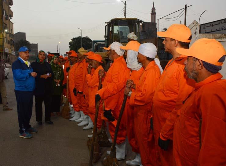 السكرتير العام يقود حملة نظافة بحي غرب وحي شرق الخامسة فجرا (1)                                                                                                                                         