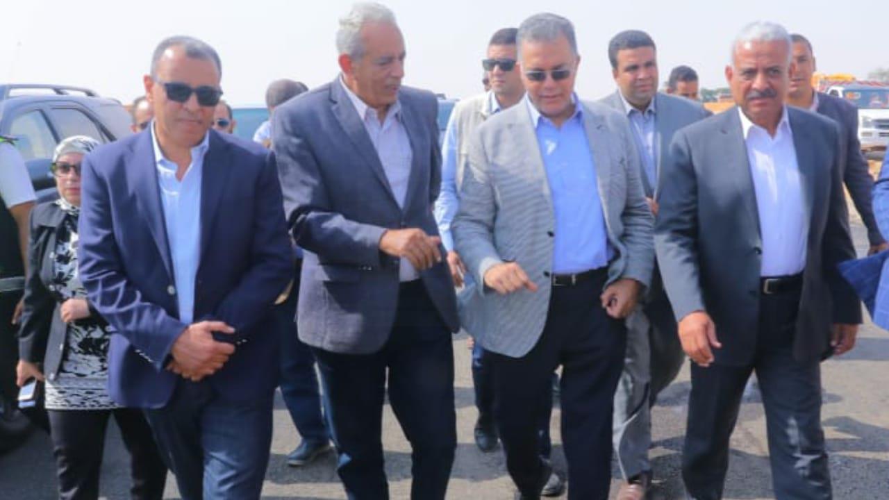 وزير النقل يتفقد مشروعات تطوير طريق القاهرة ـ السويس (1)                                                                                                                                                