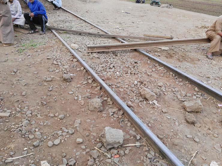 أهالي قرية بالمنوفية يقطعون السكة الحديد بعد سقوط طالب من قطار (1)                                                                                                                                      