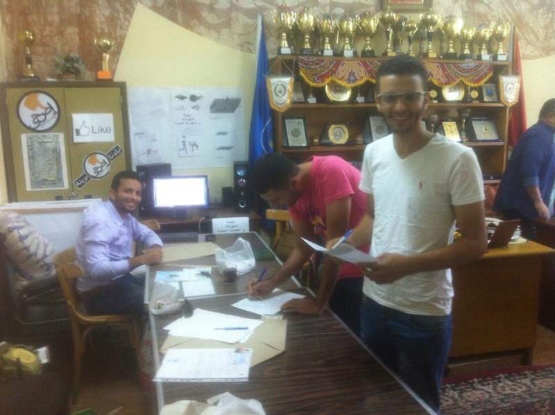 طلاب جامعة بورسعيد اثناء ملئ استمارات الترشح للانتخابات                                                                                                                                                 