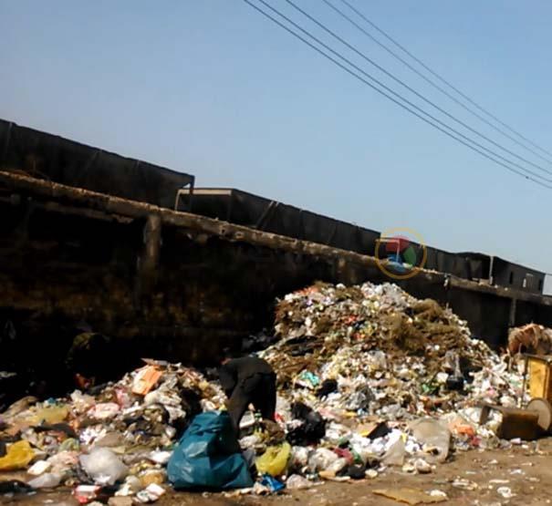 القمامة تُحاصر شركة مياه الشرب بالمنيا (1)                                                                                                                                                              