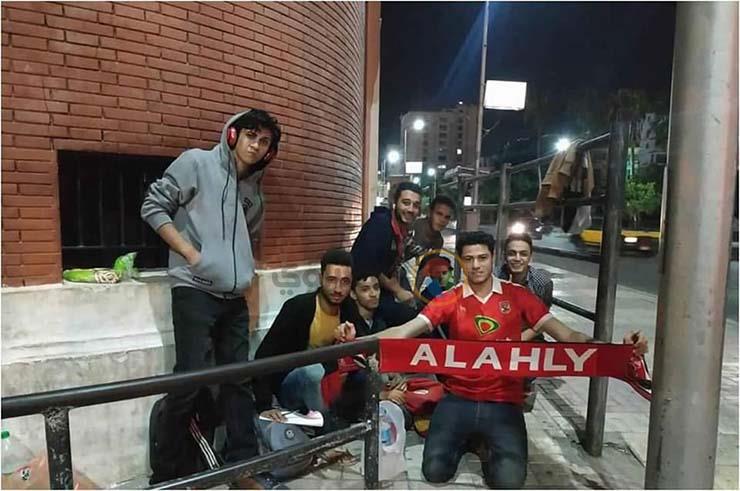 جمهور الأهلي قضوا ليلتهم على رصيف ستاد الإسكندرية لحجز تذكرة مباراة الأهلي (1)                                                                                                                          