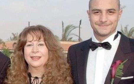 أحمد الفيشاوي مع والدته الفنانة سمية الألفي                                                                                                                                                             