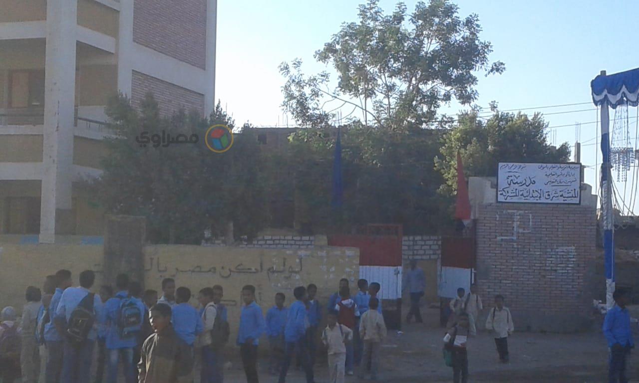 التلاميذ أمام المدرسة                                                                                                                                                                                   