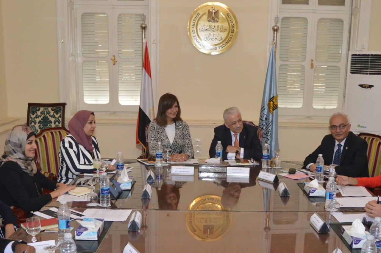 اجتماع السفيرة نبيلة مكرم بالدكتور طارق شوقي (2)                                                                                                                                                        