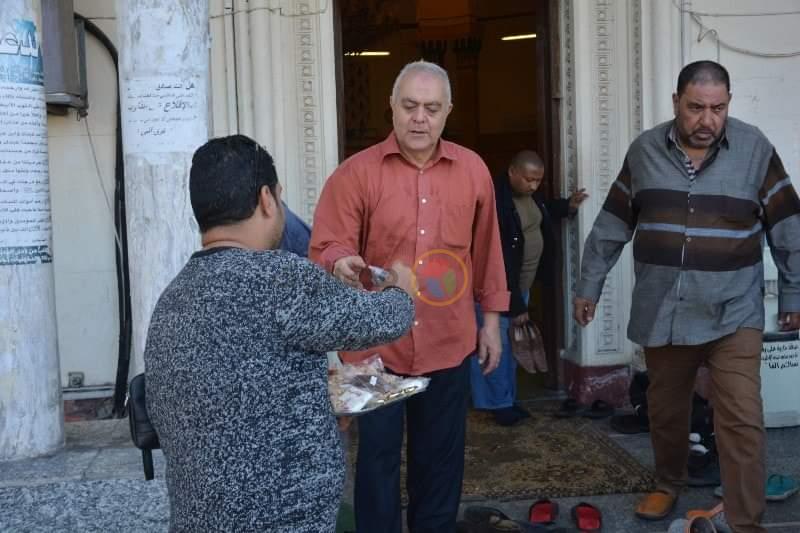 شاب مسيحي يوزع حلوي المولد داخل مسجد في بورسعيد                                                                                                                                                         
