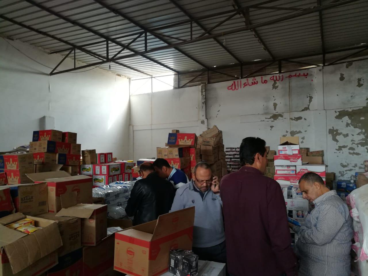 حملة تموينية تداهم مخزن أغذية فاسدة بالإسكندرية                                                                                                                                                         